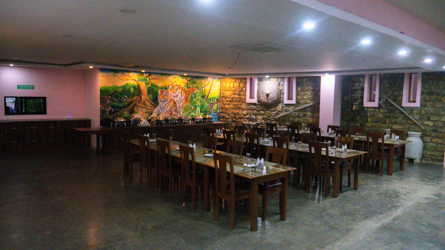 jungle-central-plaza-dining-hall